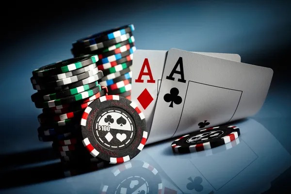 Close-up view of Capsa Susun dealer arranging cards on live table